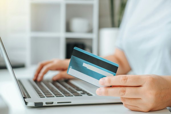 Découvrez si un compte bancaire en ligne avec découvert est idéal pour vous